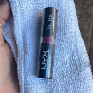 NYX Merlot Matte Lipstick